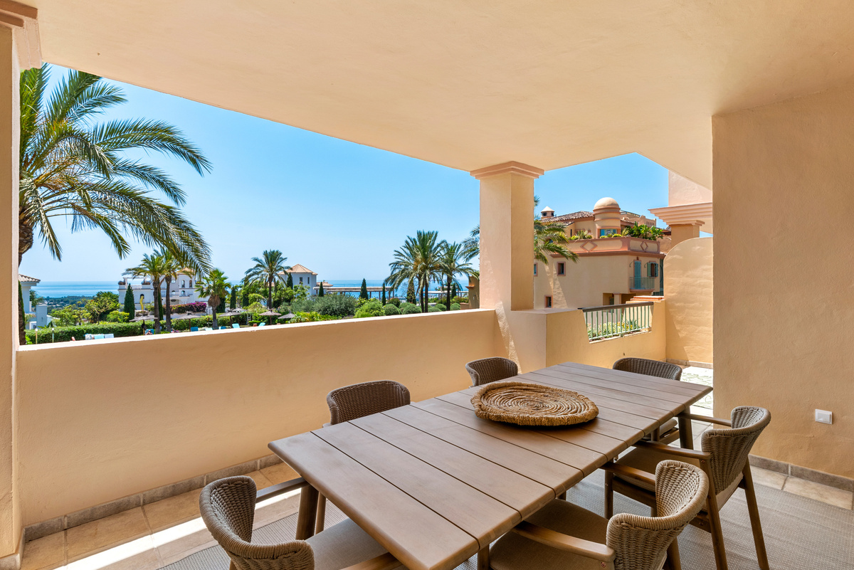 Covered terrace with dining table