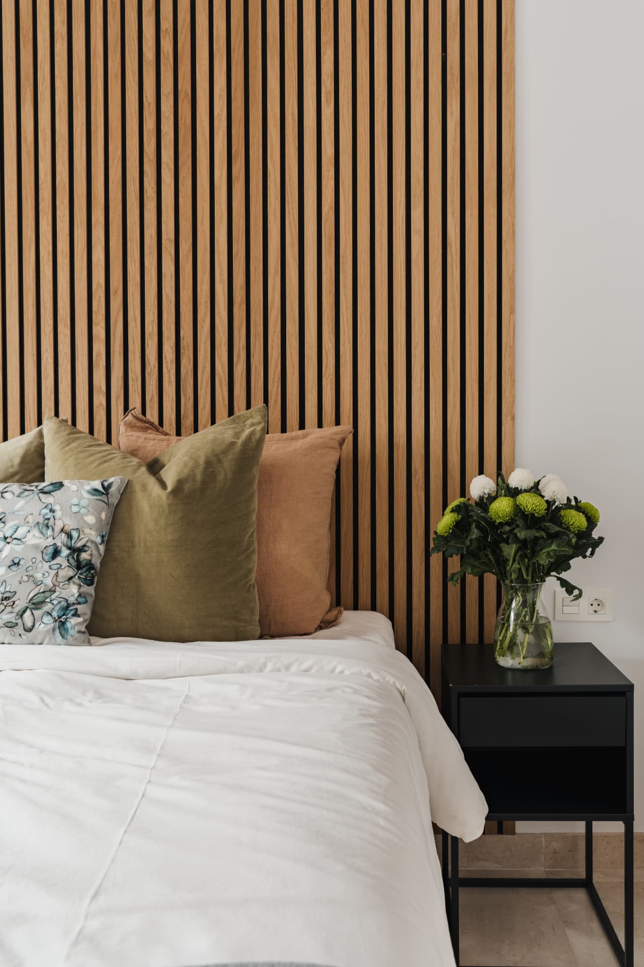 Guest bedroom with oak slat headboard